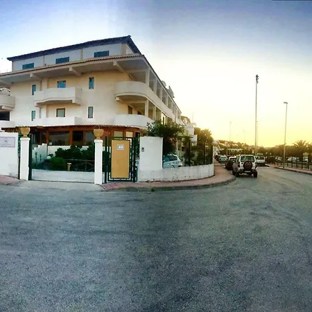 Palazzo Manfredi Vieste, Fronte Mare Con Parcheggio Alojamento de Acomodação e Pequeno-almoço