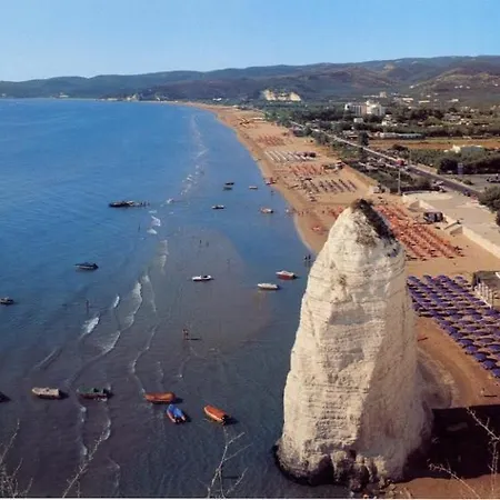 Palazzo Manfredi Vista Mare Con Parcheggio Вьесте